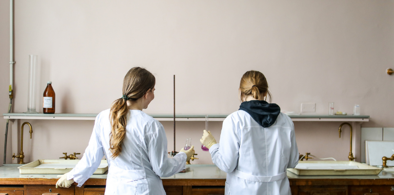 Dues noies fent experiments en un laboratori