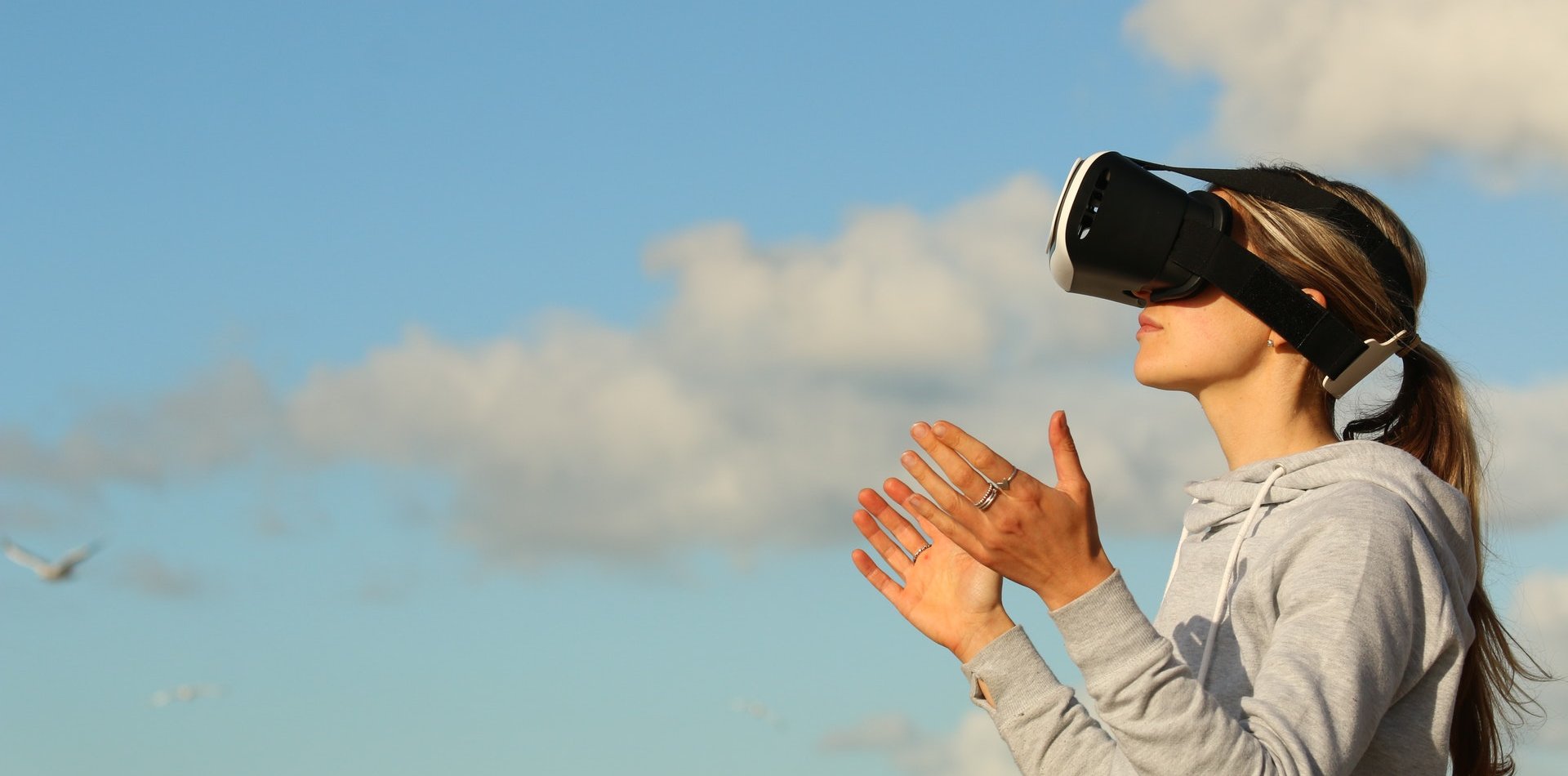 Dona amb ulleres de realitat virtual