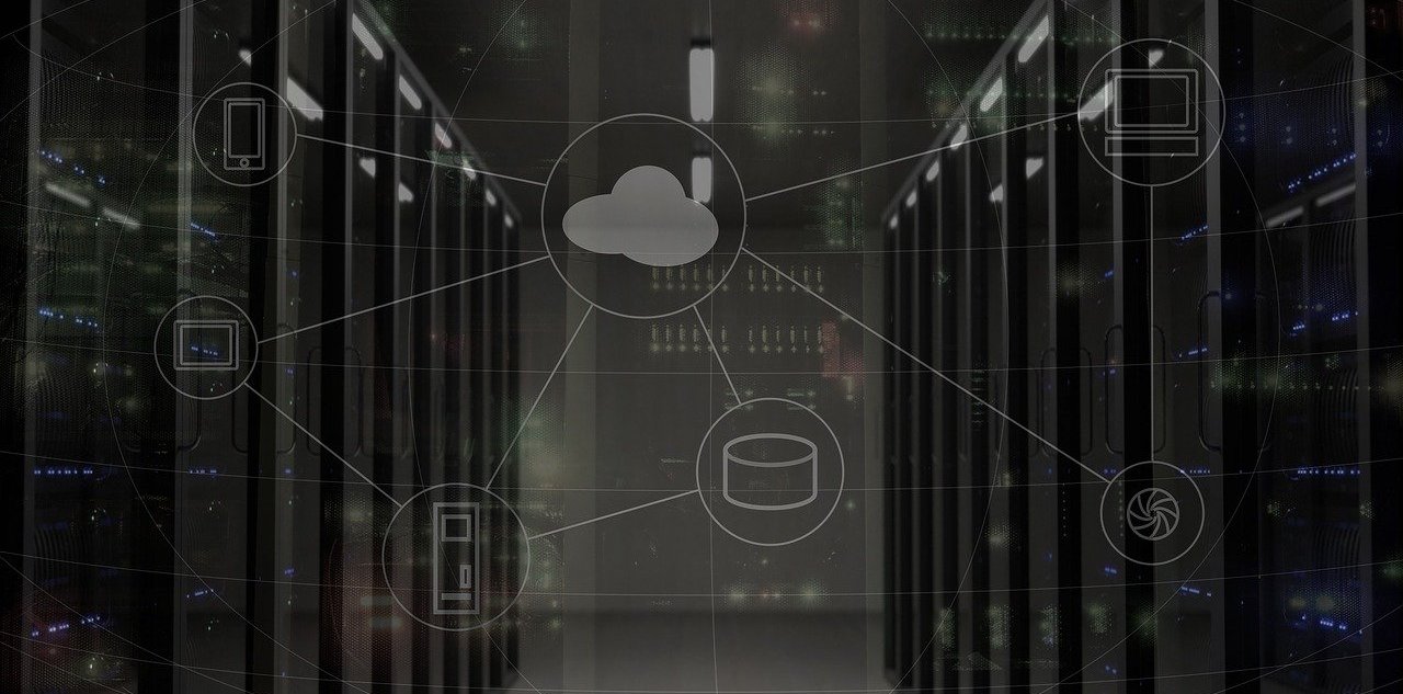 Varios servidores y, supuerpuesto, un diagrama de una red conectada a la Nube