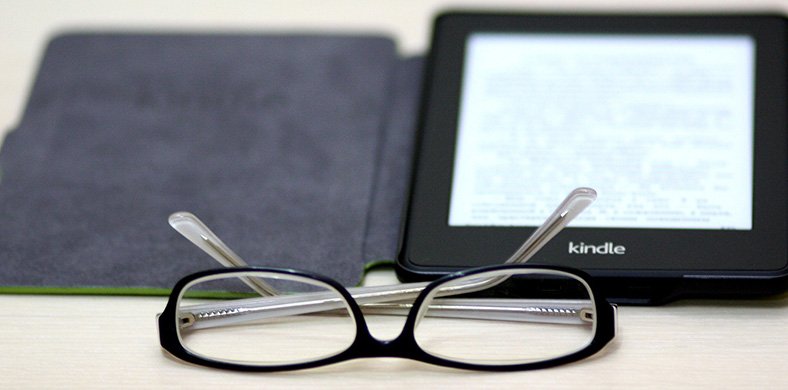 Un llibre electrònic i unes ulleres