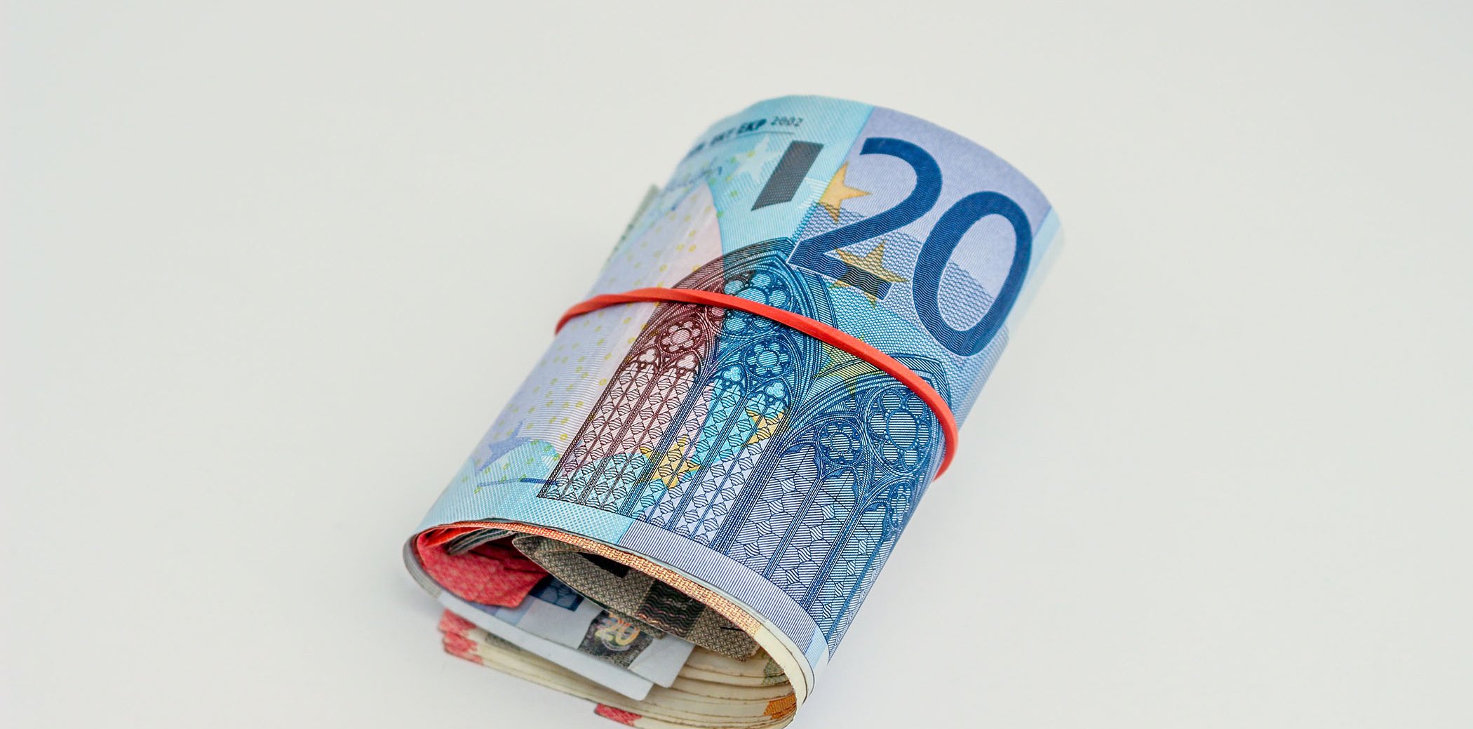 Diversos bitllets d'euros enrotllats