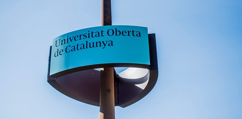 Un panel elevat amb el nom de la Universitat Oberta de Catalunya