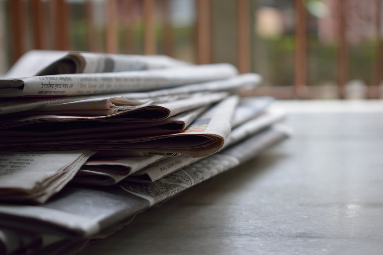 Munt de diaris en paper