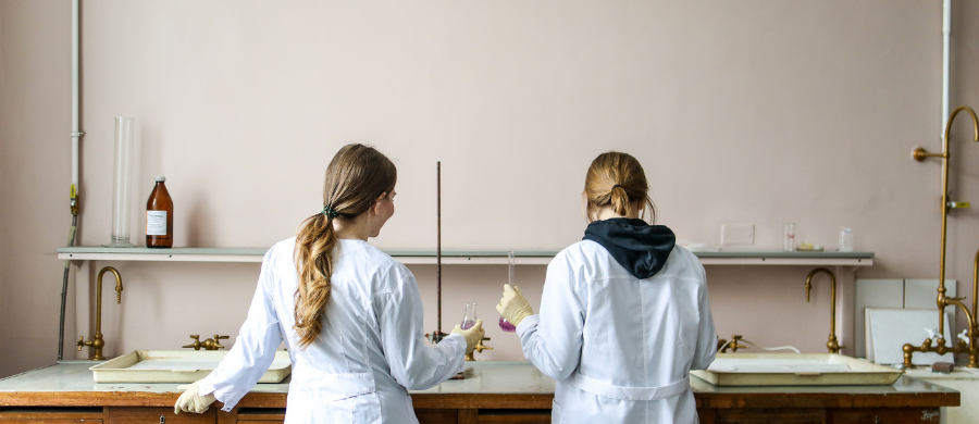 Dos chicas haciendo experimentos en un laboratorio.