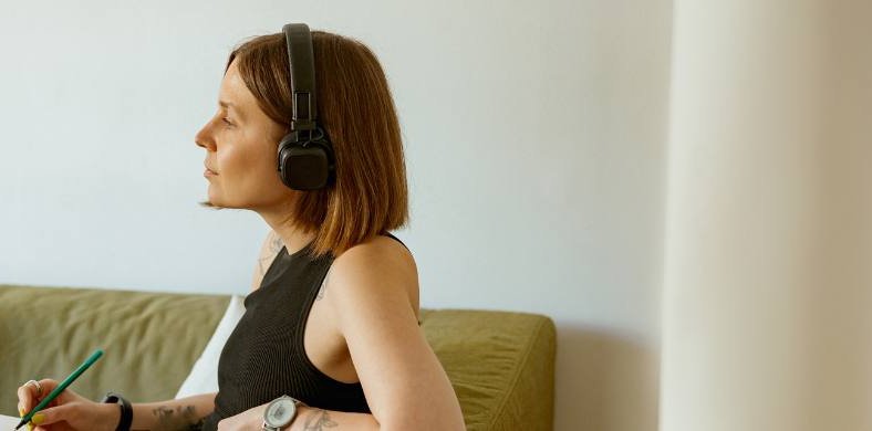 Una dona escoltant música