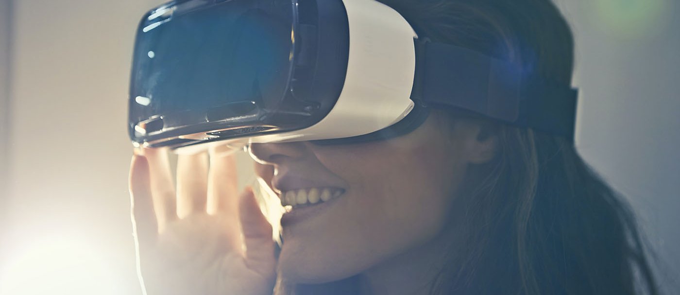 Mujer con un casco de realidad virtual