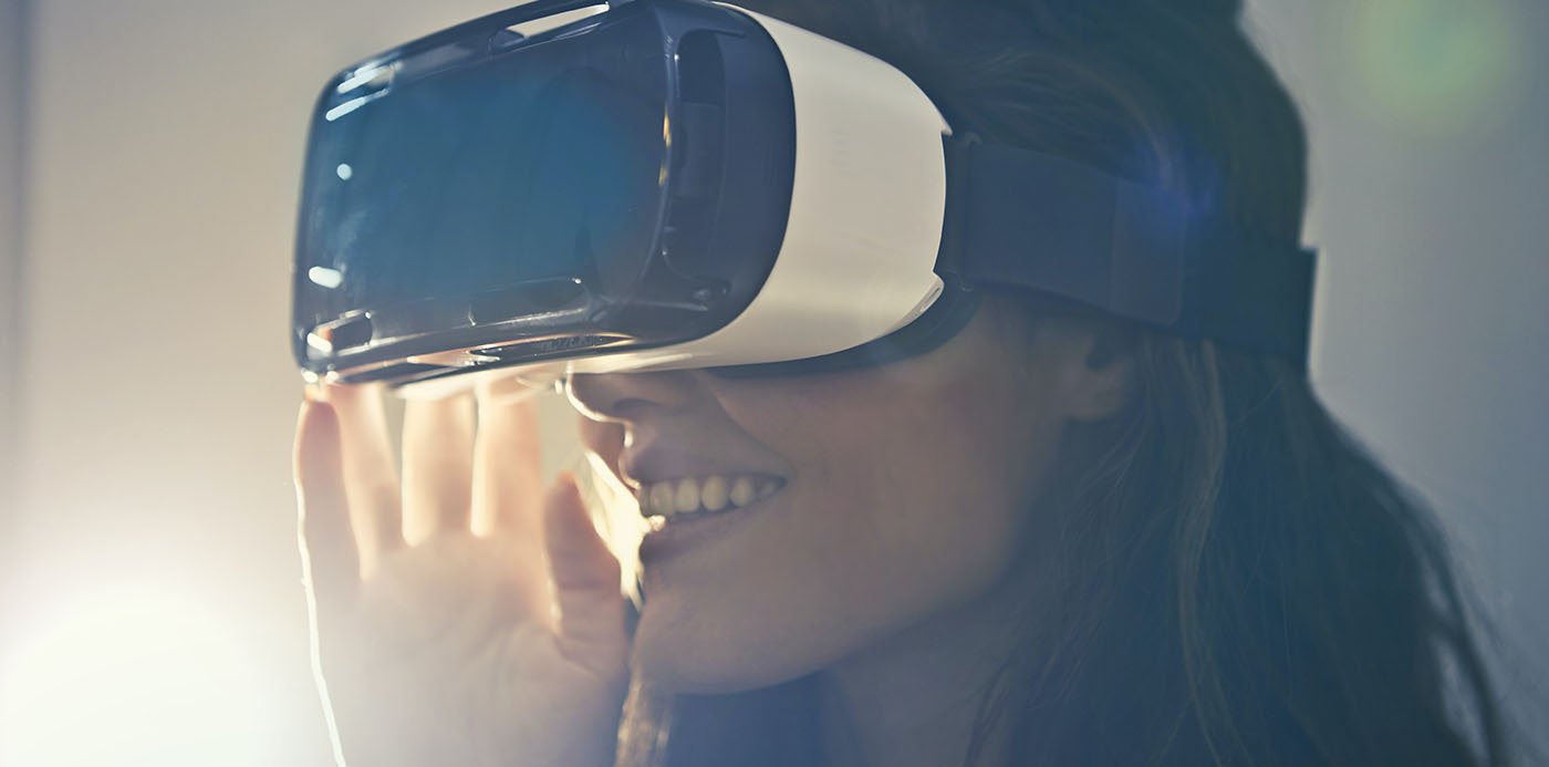Dona amb un casc de realitat virtual
