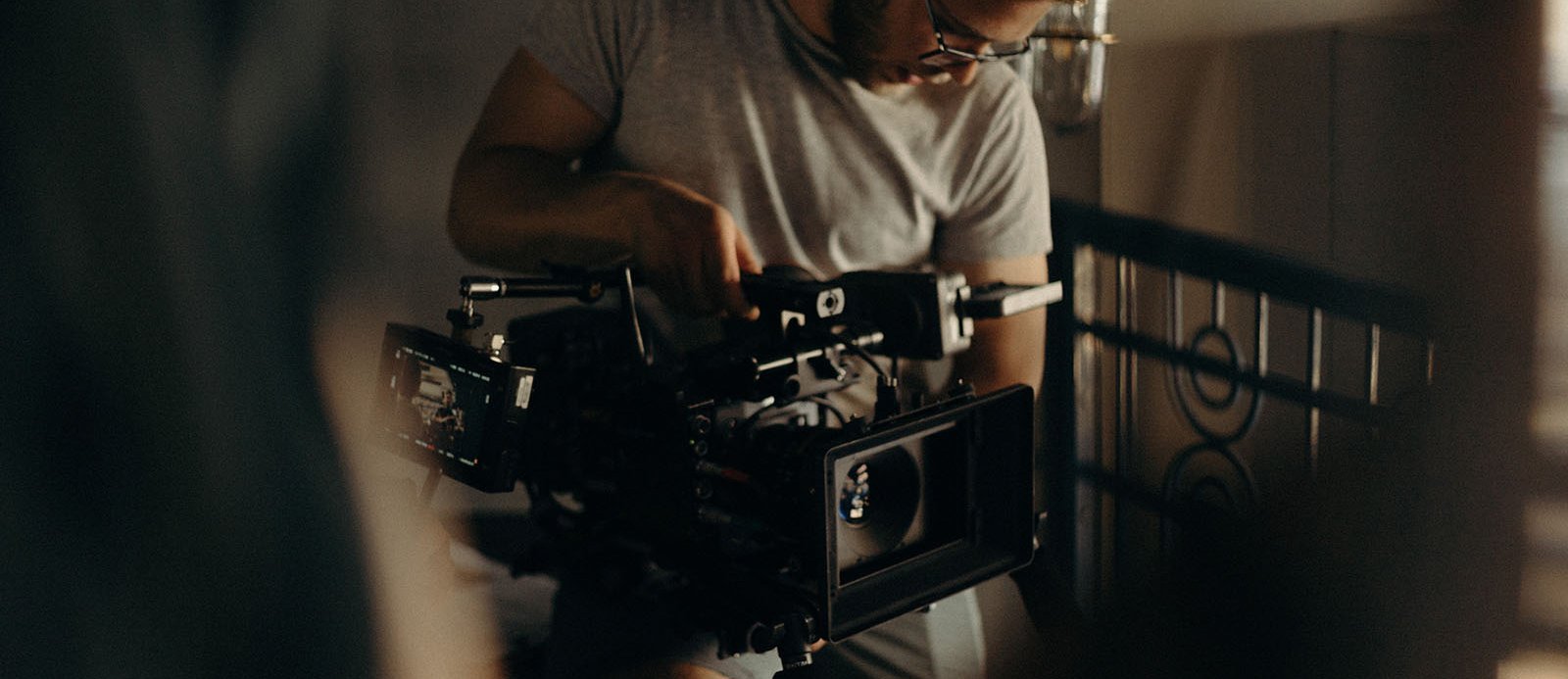 Un hombre con una cámara cinematográfica