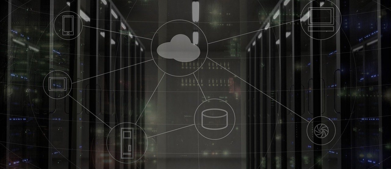 Diversos servidors i, a sobre, un diagrama d'una xarxa connectada al núvol