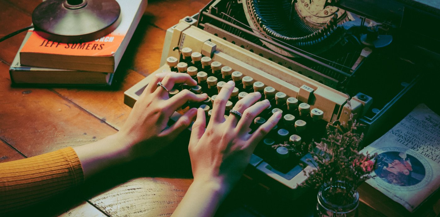 Dues mans i una màquina d'escriure