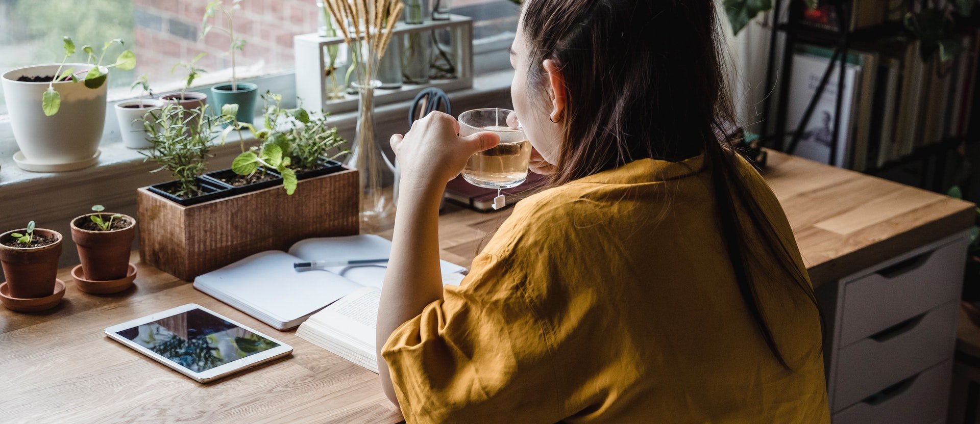 Mujer tomándose un descanso del trabajo