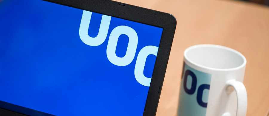 Un ordinar amb el logo de la UOC a la pantalla