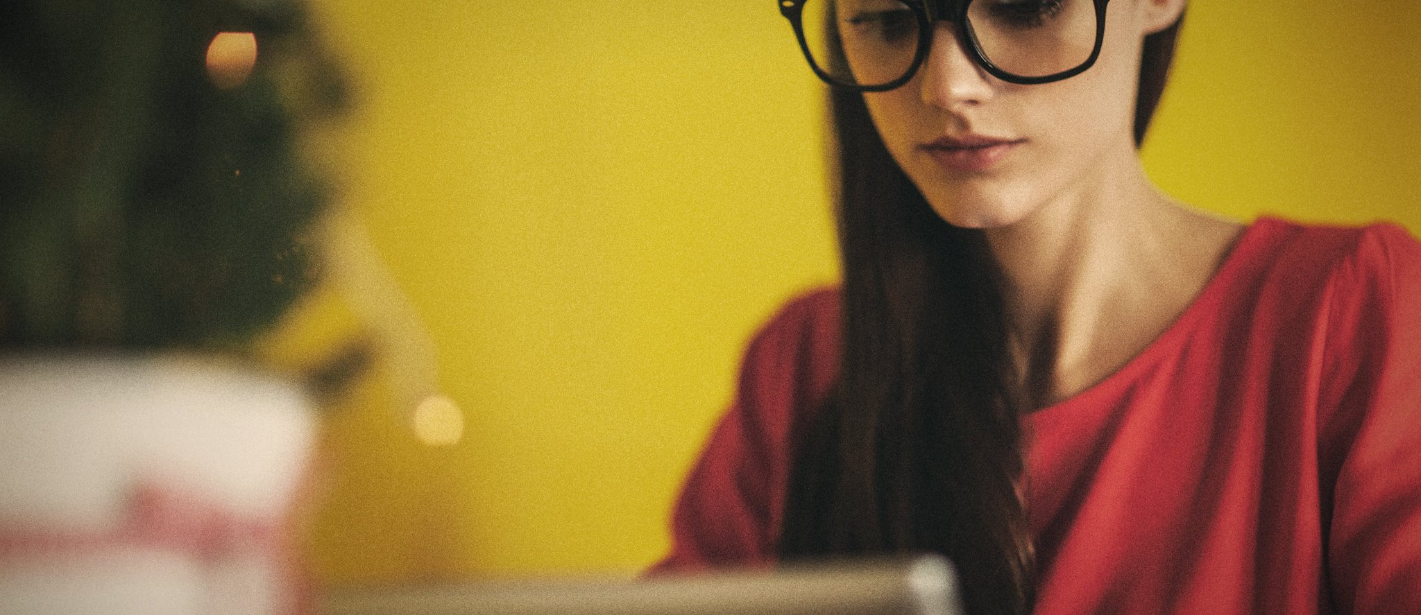 Una mujer con gafas mirando una tablet