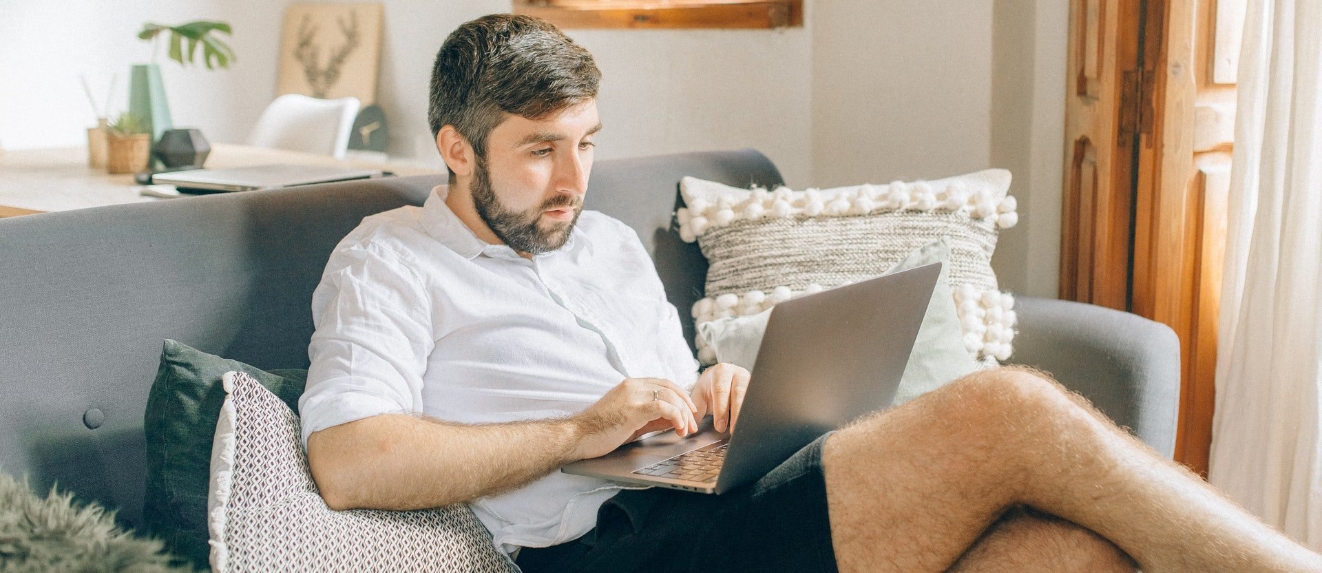 Hombre viendo vídeos con el portátil