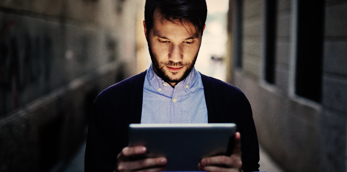Un home amb una tablet