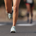 Una mujer corriendo en una carrera