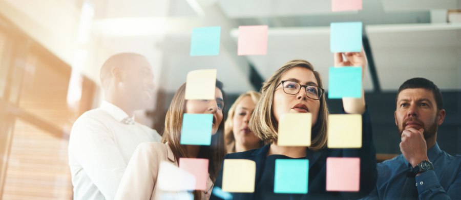 Un grupo de gente apuntando en un Post-it