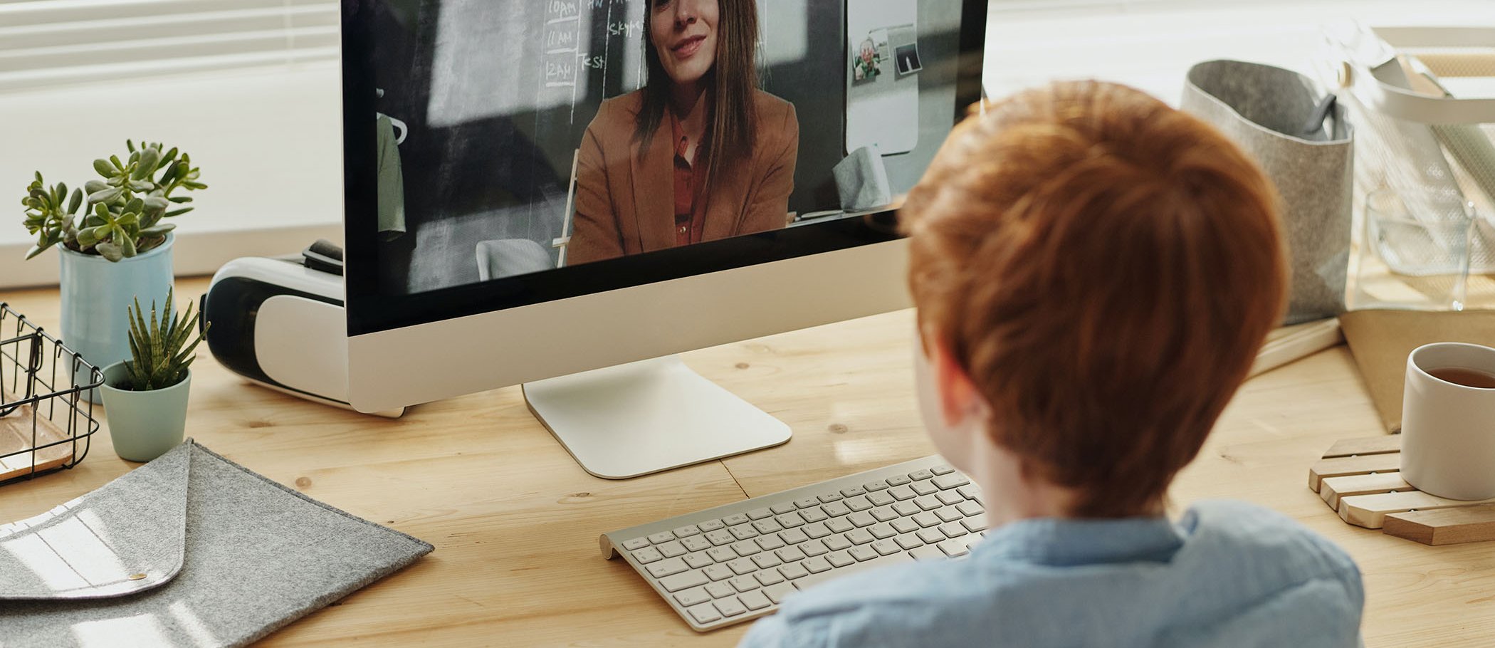 Un niño haciendo clase por videollamada