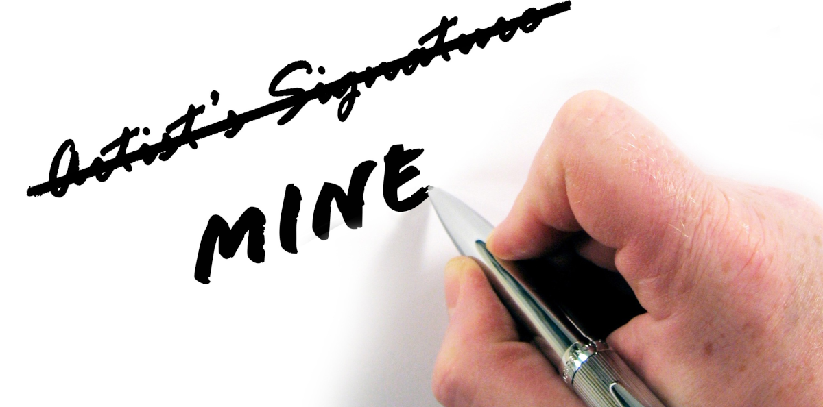 Una mà ratllant "artist's signature" i escribint "mine"