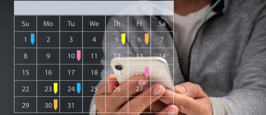 Una persona consultando un calendario digital