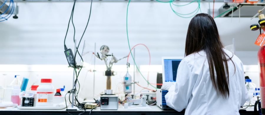 Una enginyera treballant en el laboratori