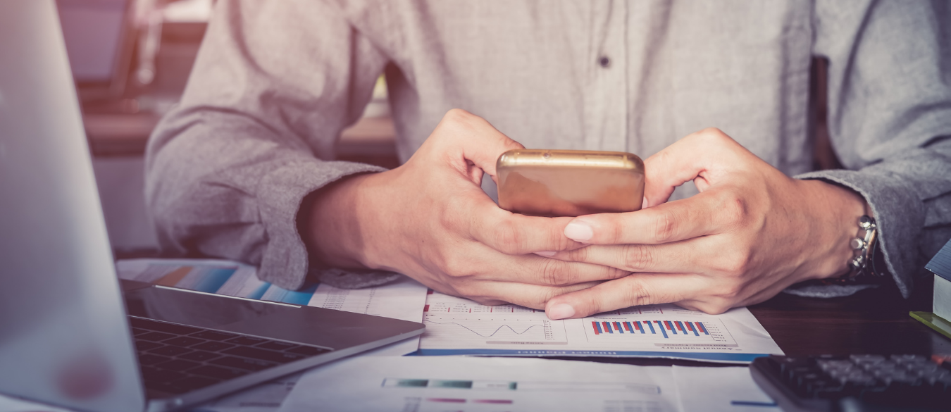  A person consulting a social network on their mobile