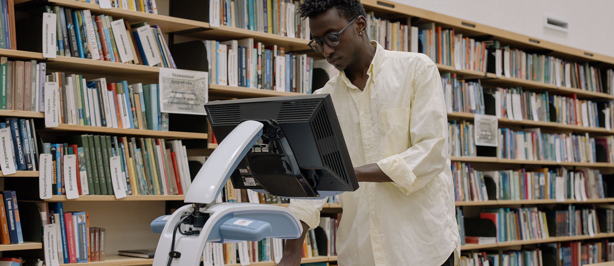 Una persona utilizando un escáner en una biblioteca