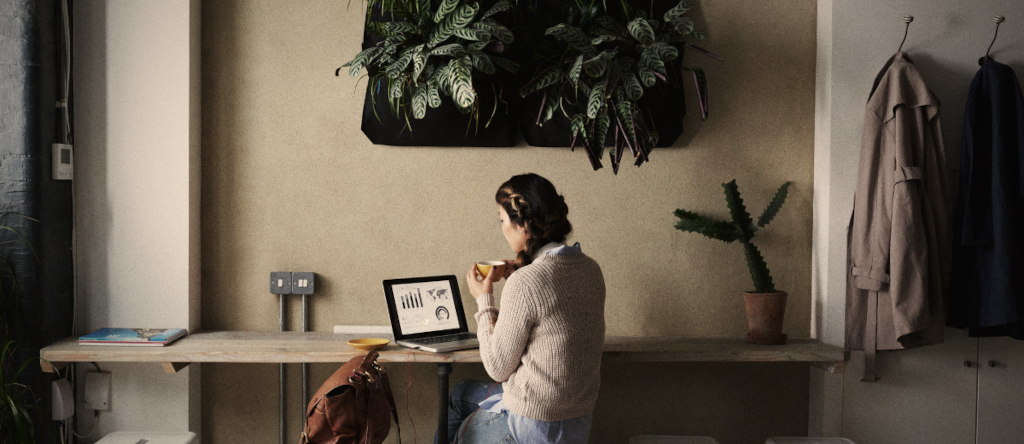 Una mujer leyendo con un ordenador portátil