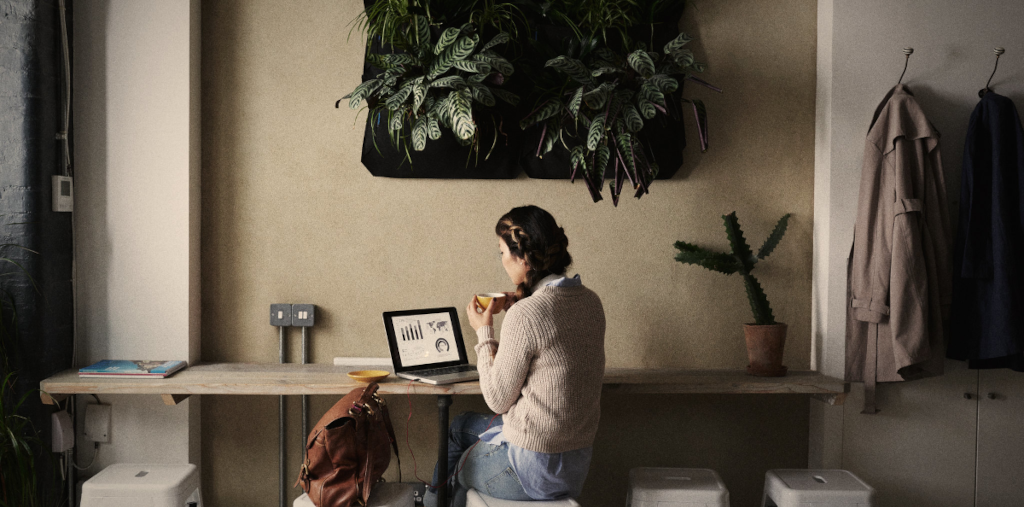 Una dona llegint amb un ordinador portàtil