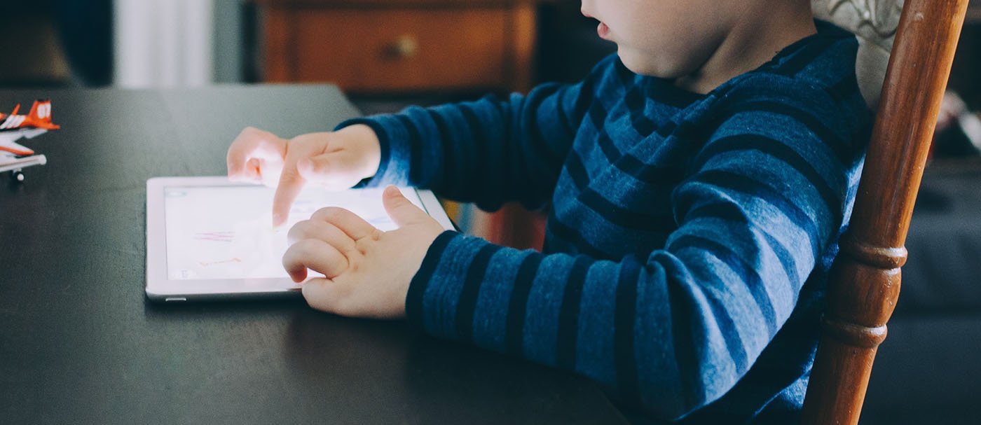 Un niño utilizando una tablet