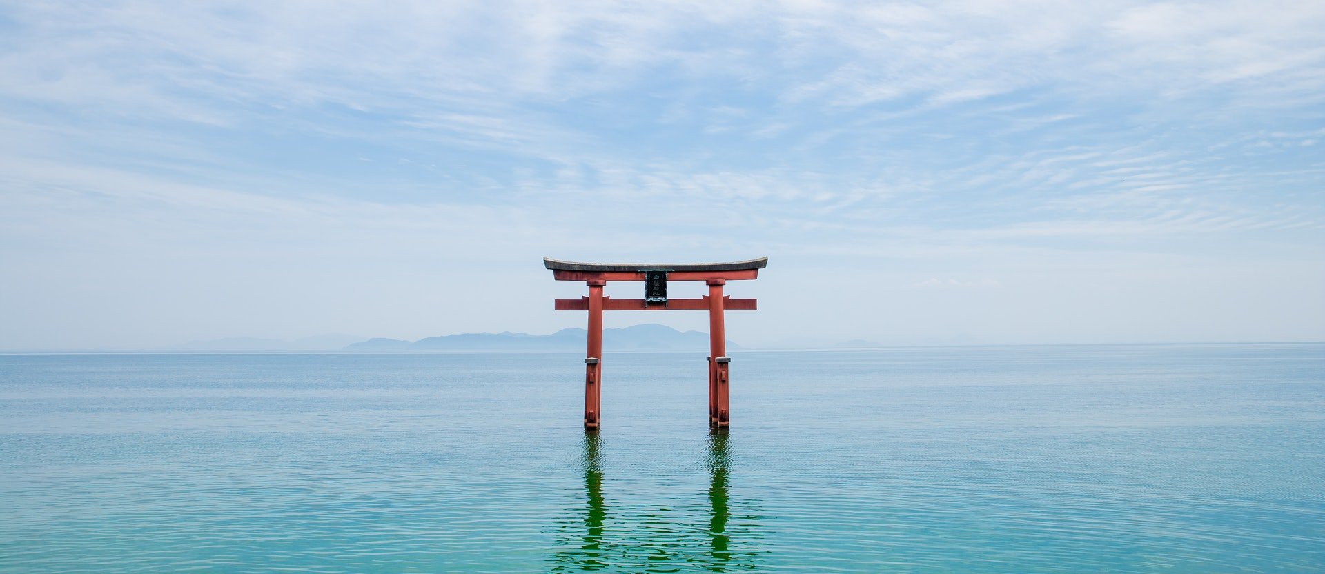 Torii japonés dentro del agua