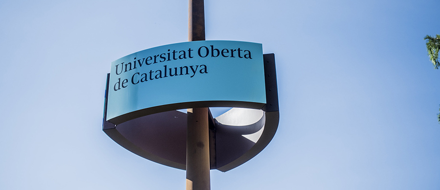 Un panel elevat amb el nom de la Universitat Oberta de Catalunya