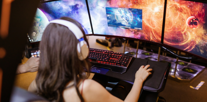 Una chica jugando a un videojuego en el ordenador