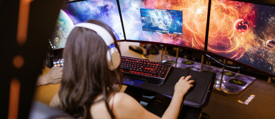 Una noia jugant a un videojoc a l'ordinador