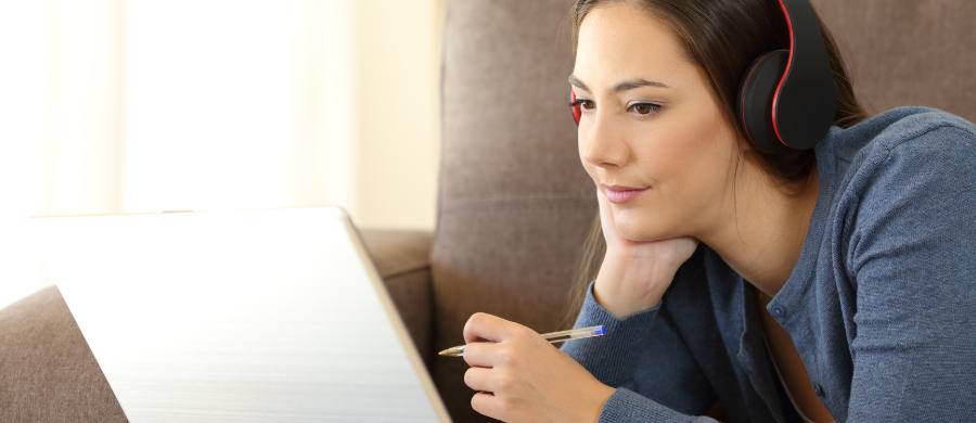 Una chica mirando un vídeo en la pantalla del ordenador