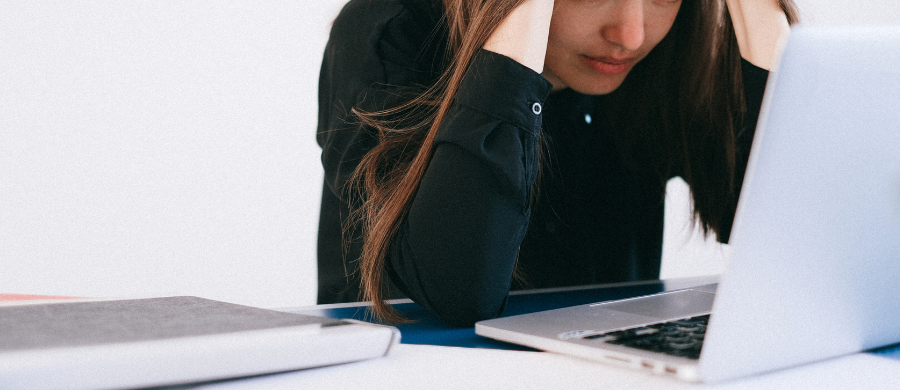 Una chica triste mirando la pantalla de un ordenador