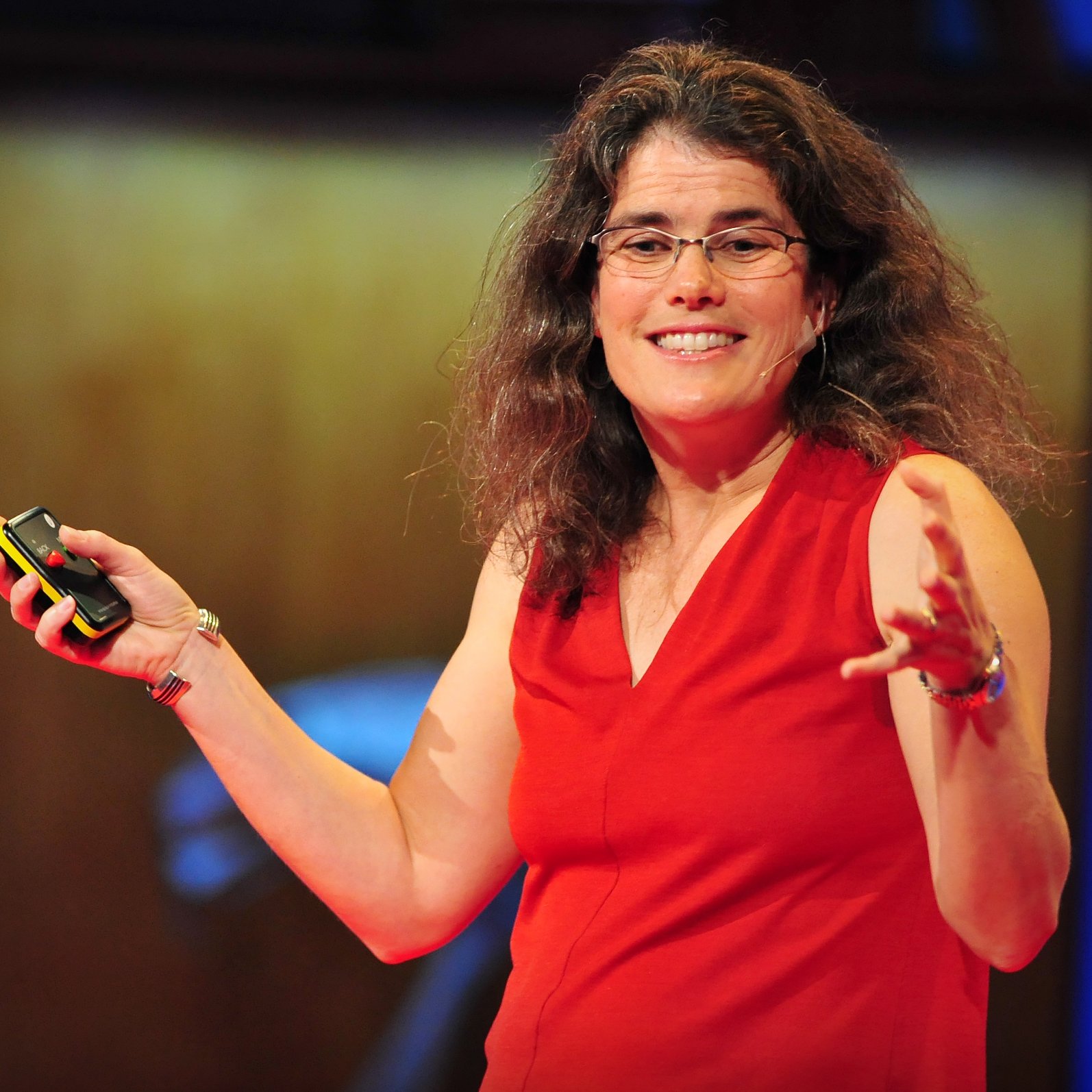 Andrea Ghez exponiendo en una TED Talk