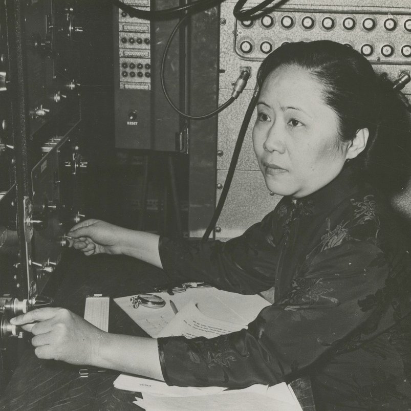Chien-Shiung Wu experimentando en un laboratorio
