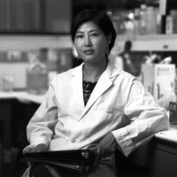 Flossie Wong-Staal en el laboratorio