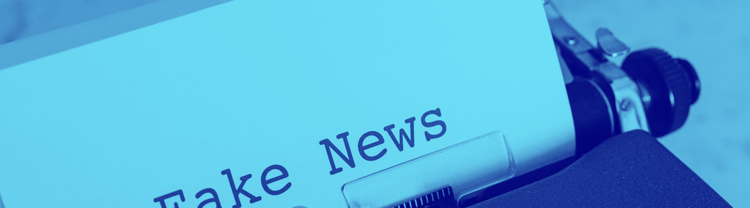 Màquina d'escriure amb un full on hi diu "Fake news"