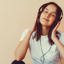 Una mujer escuchando música
