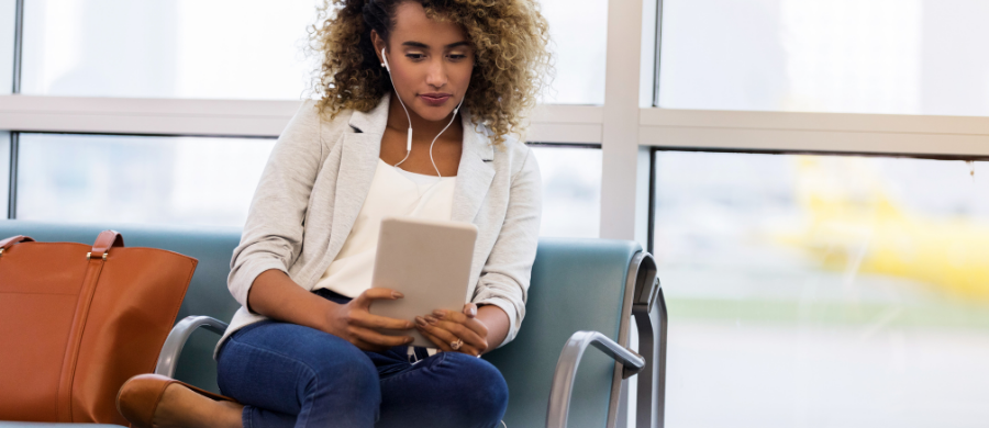 Una mujer leyendo un libro digital con la tableta