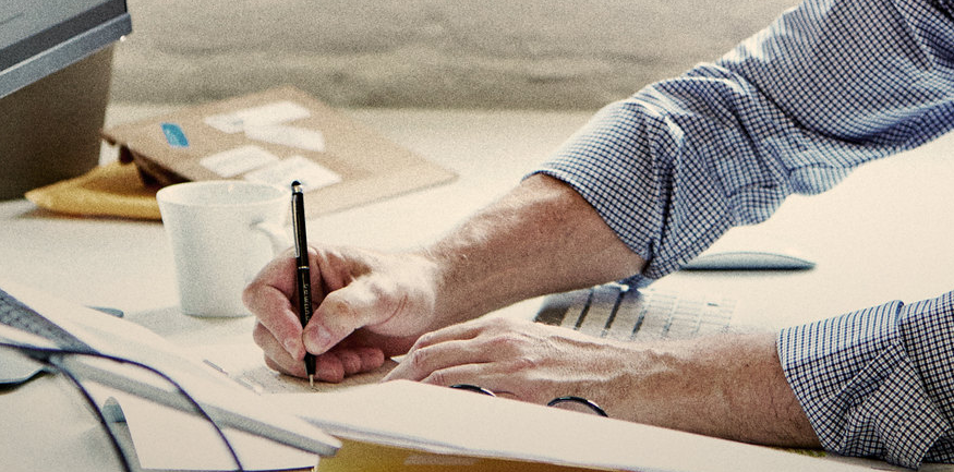 Hombre escribiendo
