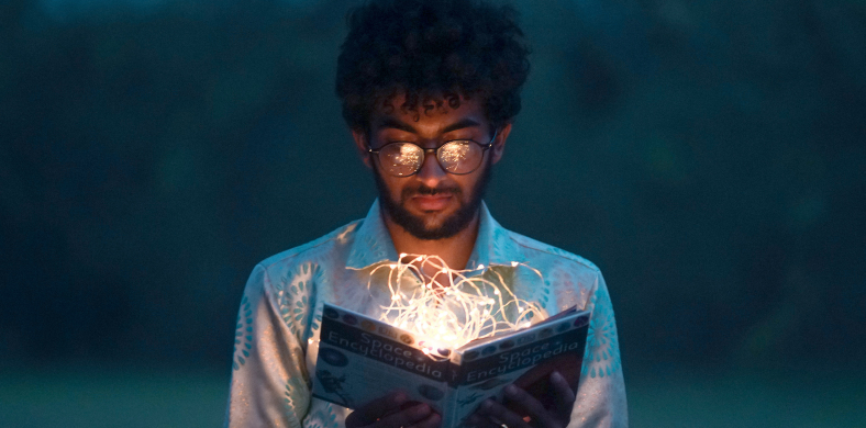 Persona que està llegint un llibre que té llums a dins