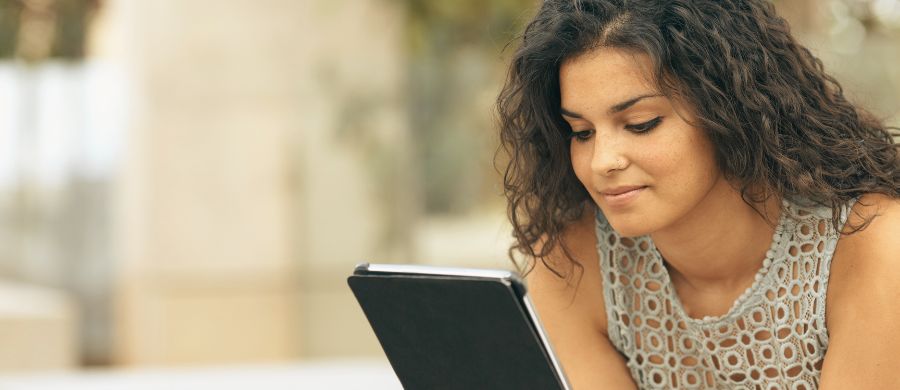 Una mujer leyendo la pantalla de una tablet