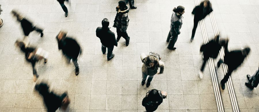 Un grupo de persones en una calle