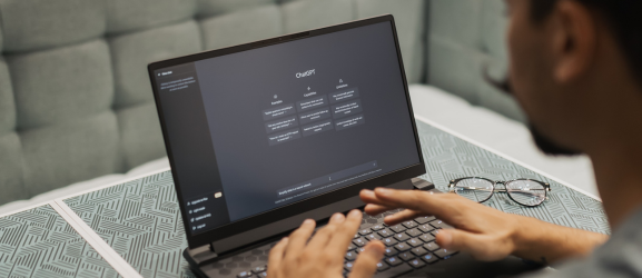 Una persona utilitzant el ChatGPT