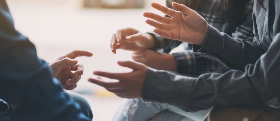 Primer plano de las manos de un grupo de personas hablando