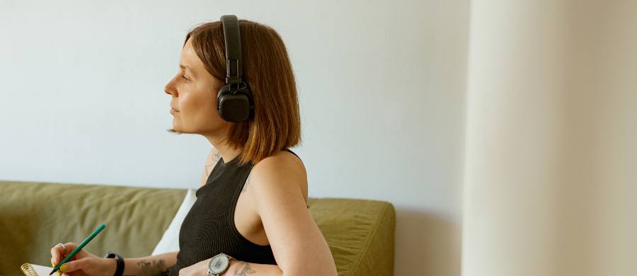 Una mujer escuchando música