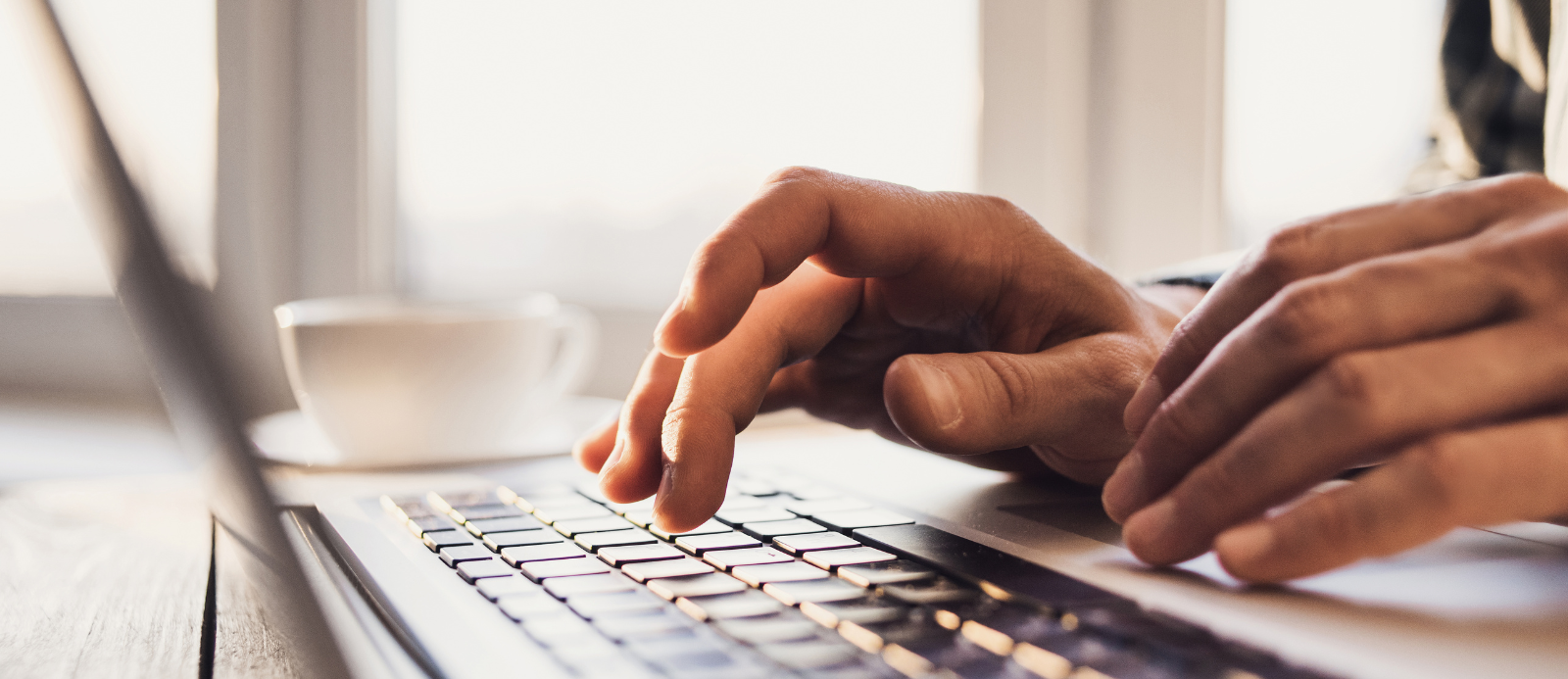 Unas manos tocando el teclado del ordenador